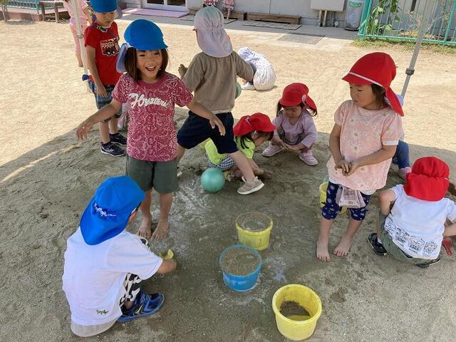 日陰に入りながら(本園 年長)