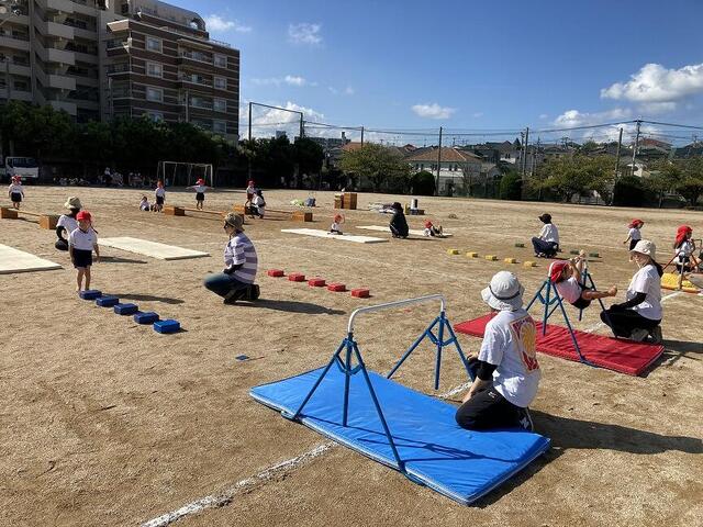 小学校のグランドにて(本園 年長)