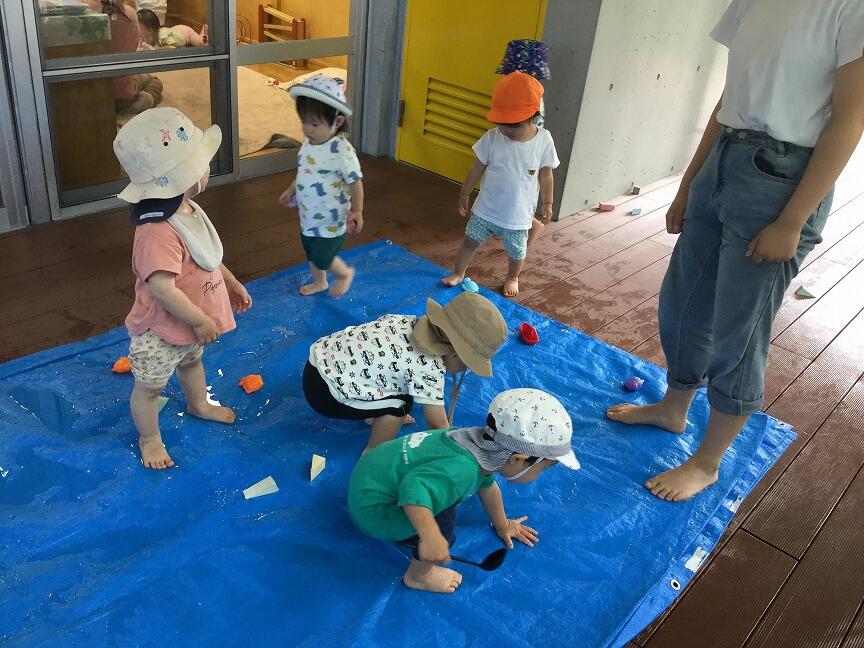 雨上がりのテラスで(本園 もも２)