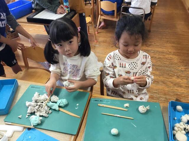 「粘土あそび」（本園　なずな組）