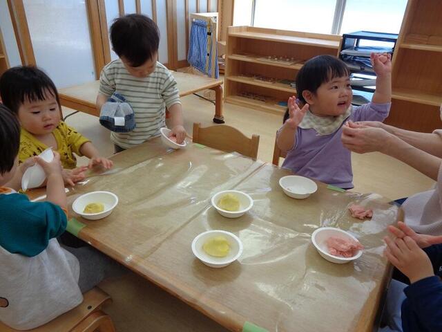 「小麦粉粘土あそび」（分園）