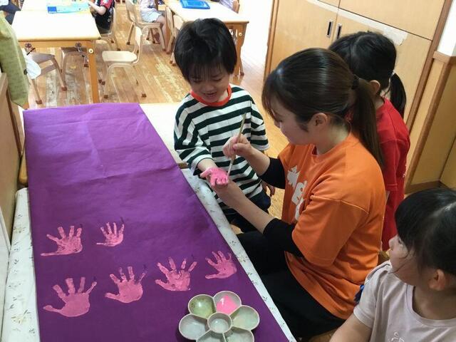 「こいのぼりに手形をつけたよ」（わらび組）