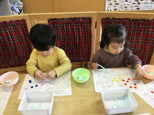 「ぺったん、ぺったん、シール貼りをしました。」(本園　さくら２)
