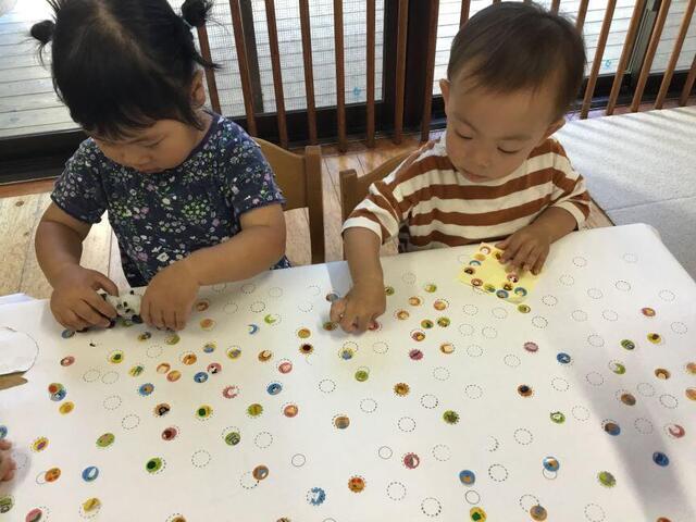 シール貼り楽しいね。(本園　うめ2組)
