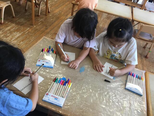 敬老の日に送るハガキに絵を描きました。（本園　つくし組）