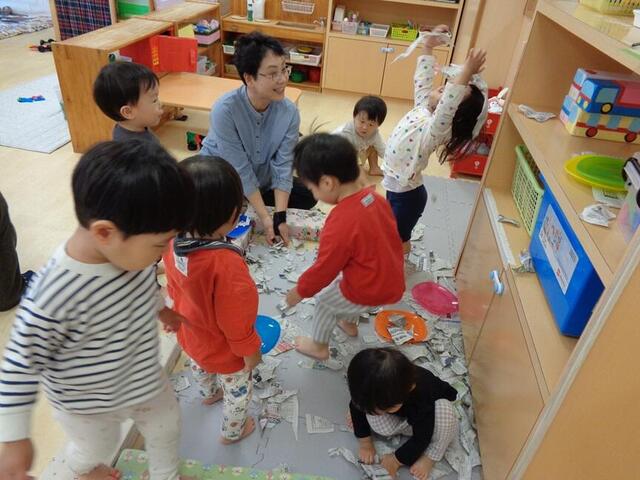新聞紙あそびをしました（分園）