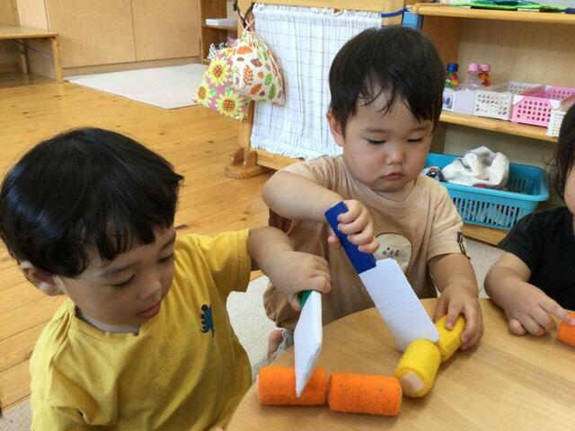 切ったり、挟んだり(本園もも２組)